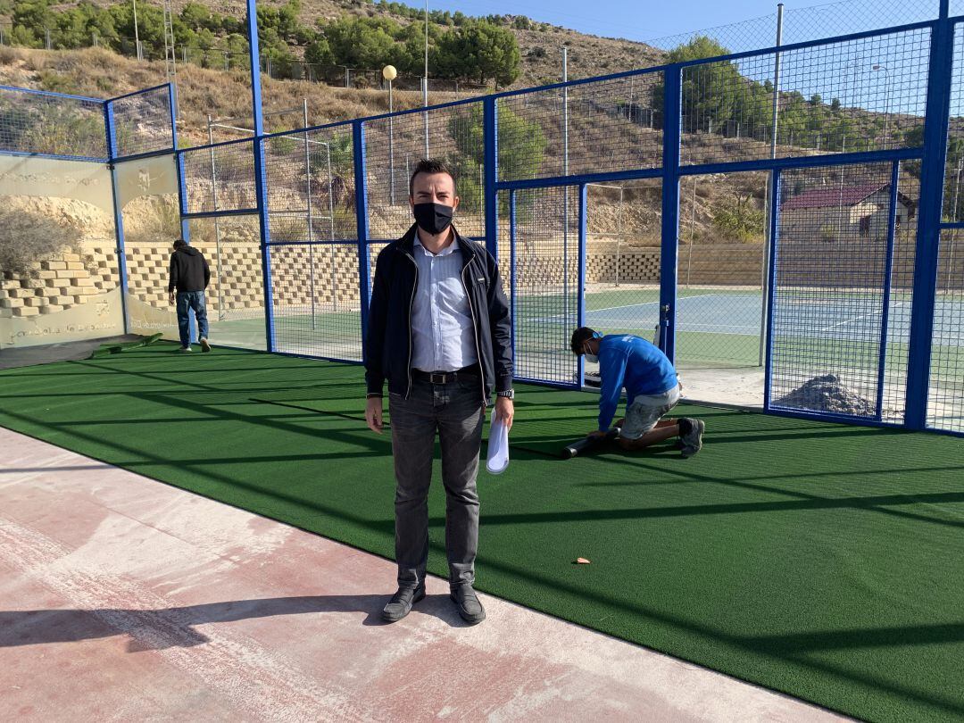 El concejal de Deportes de Elda, Fernando Gómez, supervisando los trabajos