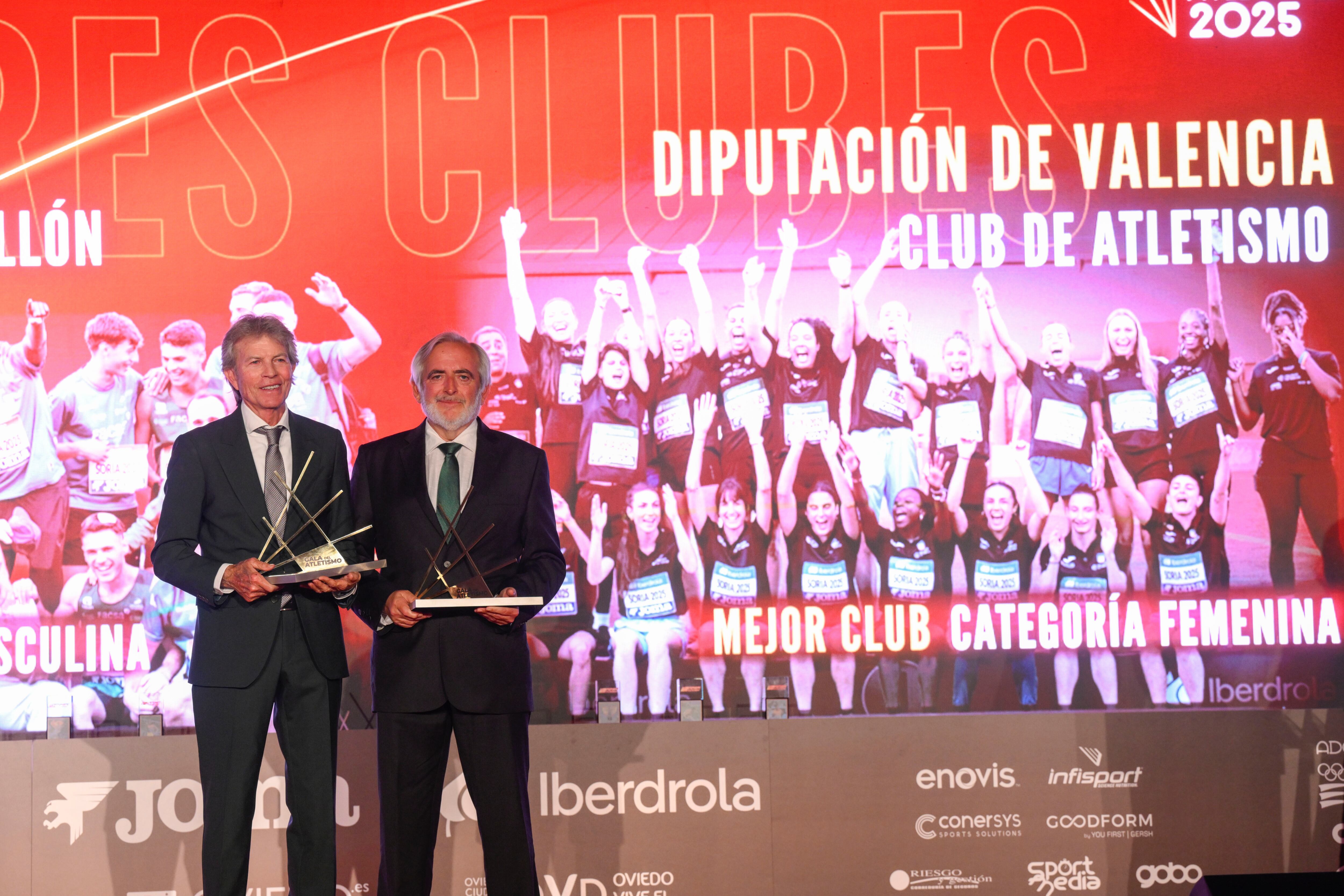 OVIEDO, 18/04/2026.- Los responsables del club de atletismo Diputación de Valencia, Rafa Blanquer (i) y del Playas de Castellón, Antonio Escrig, tras recibir los premios a mejor club de atletismo femenino y masculino, respectivamente, durante la Gala del Atletismo Español que se celebra este sábado en el Auditorio Príncipe Felipe de Oviedo. EFE / Eloy Alonso.