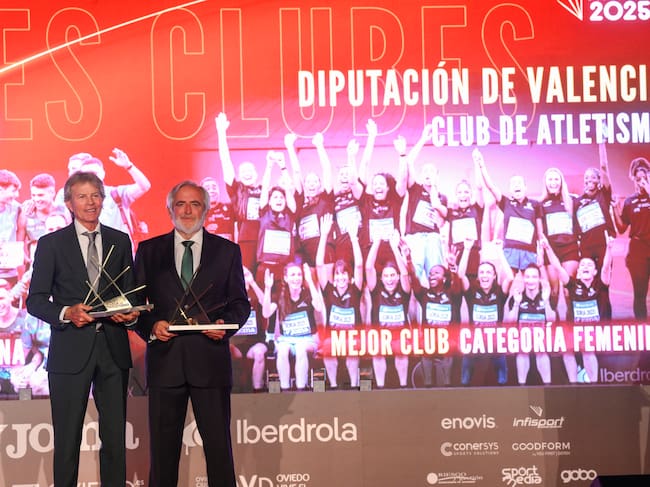 OVIEDO, 18/04/2026.- Los responsables del club de atletismo Diputación de Valencia, Rafa Blanquer (i) y del Playas de Castellón, Antonio Escrig, tras recibir los premios a mejor club de atletismo femenino y masculino, respectivamente, durante la Gala del Atletismo Español que se celebra este sábado en el Auditorio Príncipe Felipe de Oviedo. EFE / Eloy Alonso.