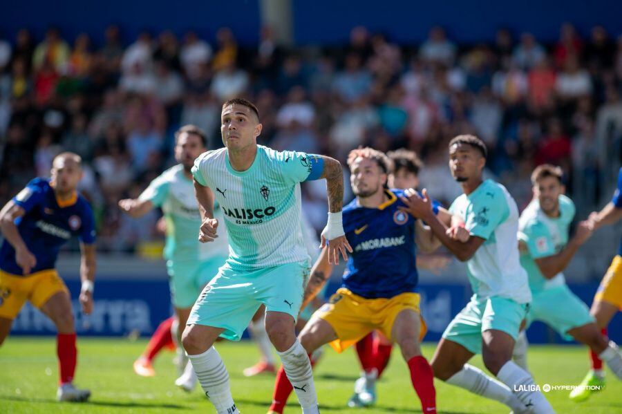Uros Djurdjevic, en primer plano, toma impulso para saltar durante el partido de Andorra.