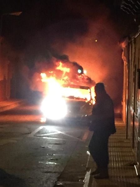 Incendio de vehículo en calle Sagasta de Puertollano