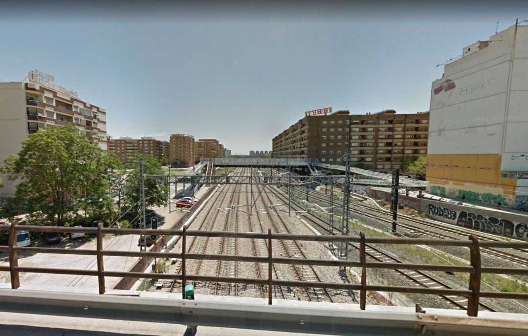 Las vías del tren que deben quedar soterradas dentro del proyecto del canal de acceso vistas desde el puente de Giorgeta