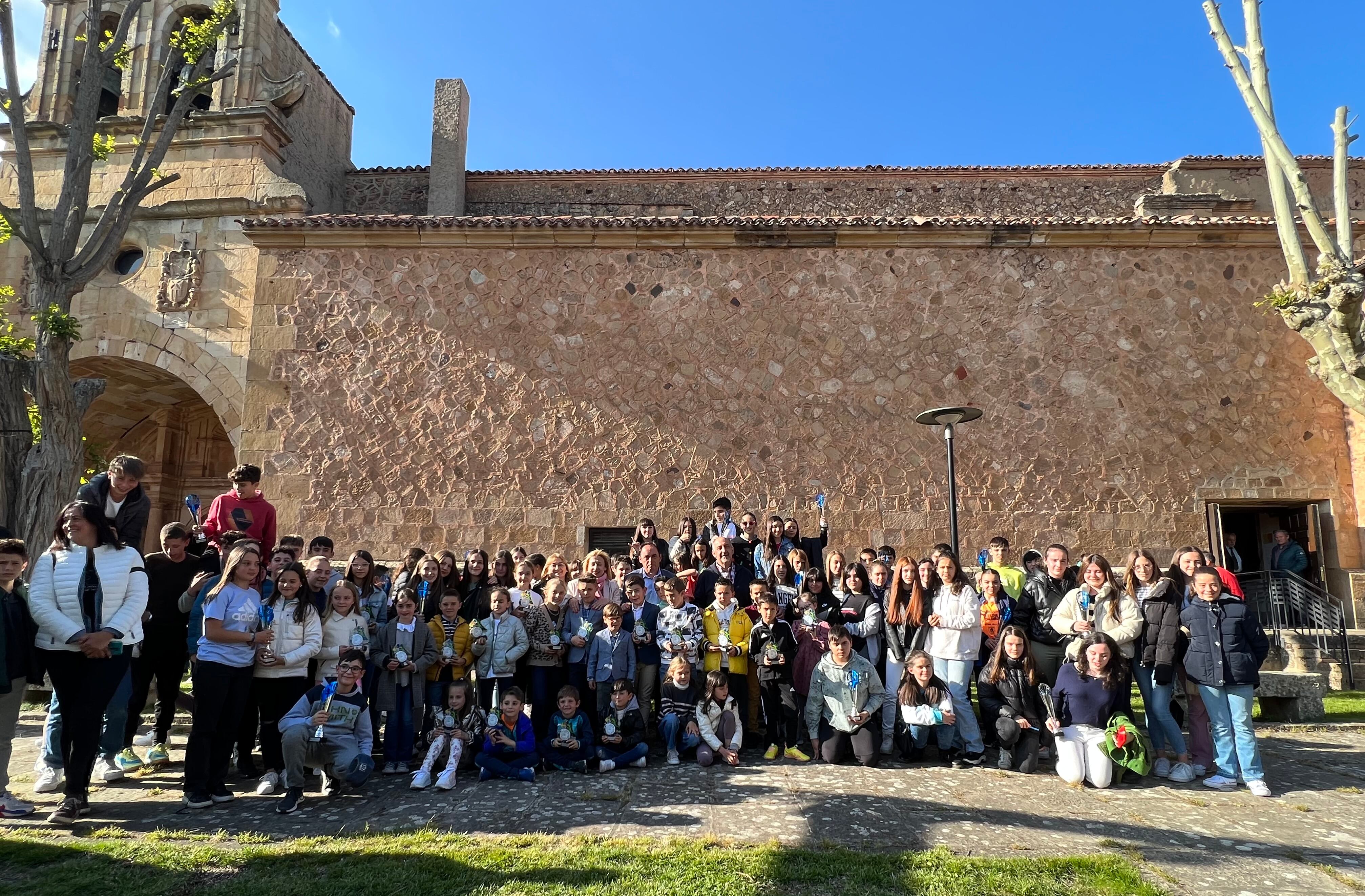 Los escolares premiados posan en el atrio del Aula Magna Tirso de Molina.