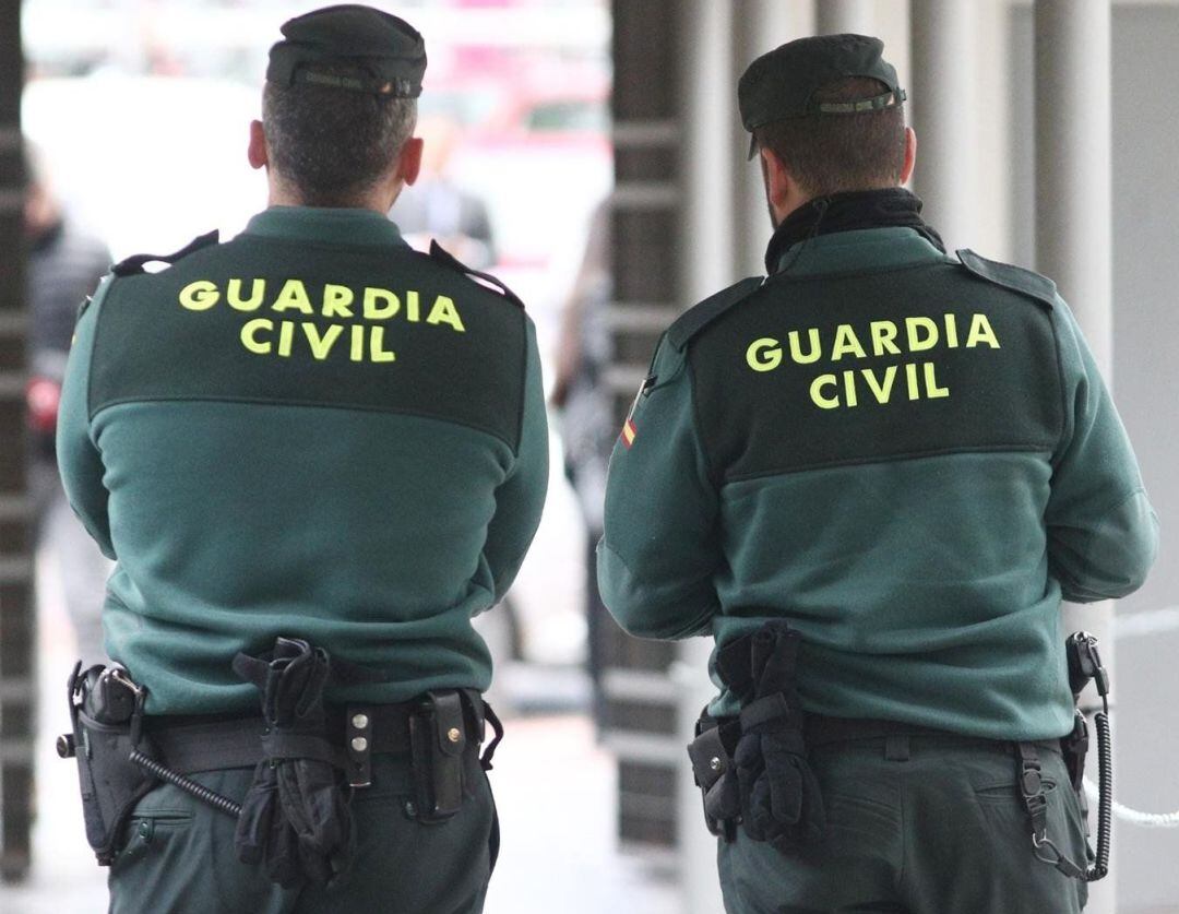 Dos guardias civiles. 