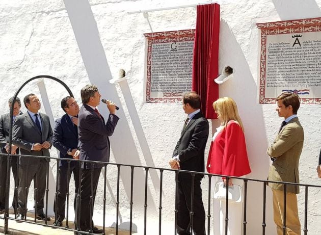 El teniente de hermano mayor de La Maestranza, Santiago León Domecq, se dirige a los presentes en el acto de recuerdo al indulto del toro &#039;Orgullito&#039;