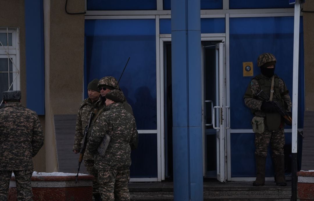 Solados vigilando el Palacio Presidencial de Kazajistán.