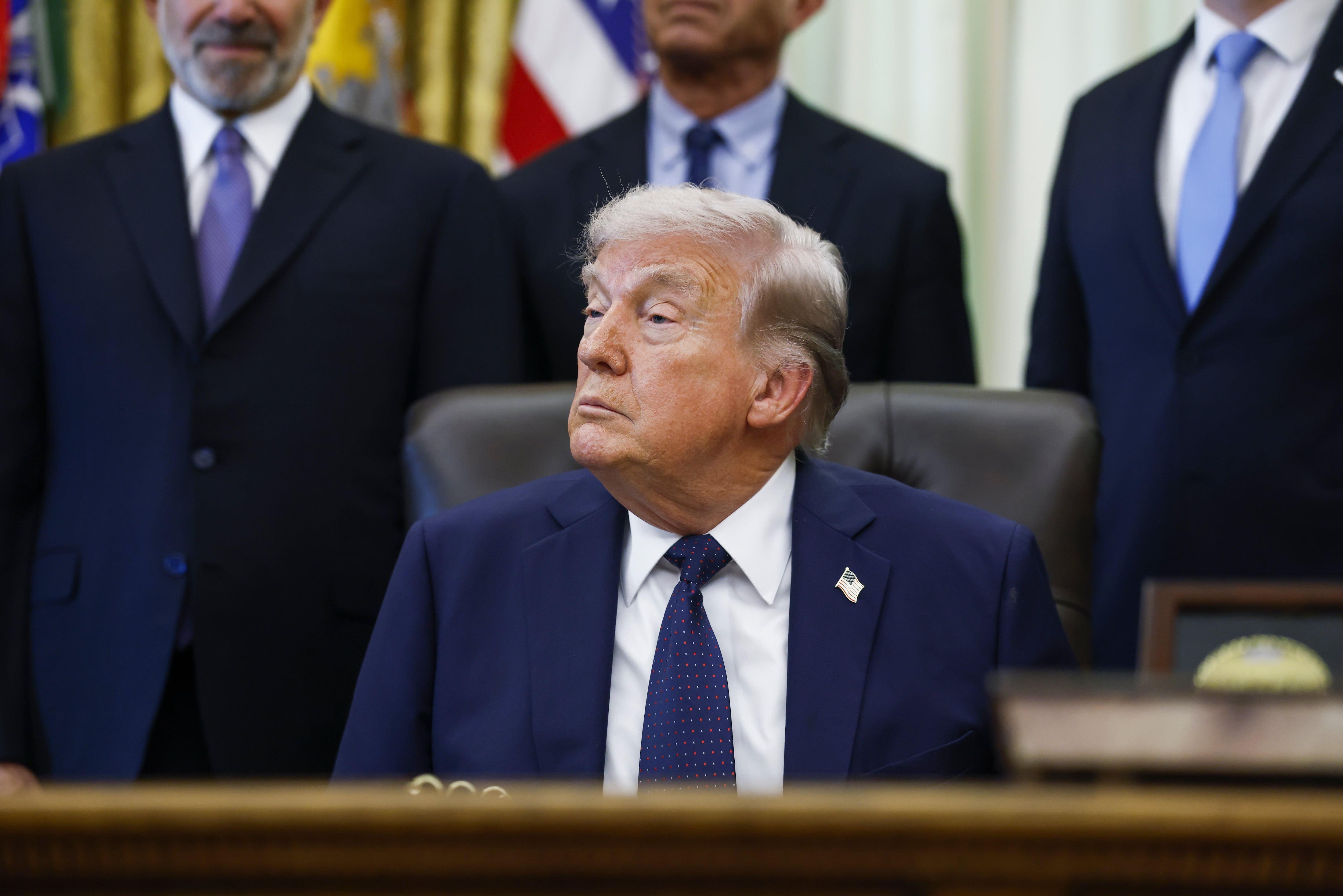 Washington (United States), 23/04/2026.- US President Donald Trump responds to a question from the news media during a Health Care Affordability event in the Oval Office at the White House, in Washington, DC, USA, 23 April 2026. EFE/EPA/WILL OLIVER / POOL