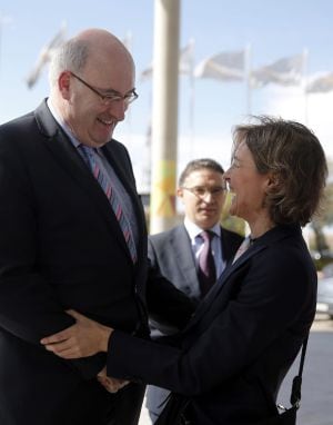 El comisario europeo de Agricultura, Phil Hogan (i), saluda a la ministra de Agricultura, Isabel García Tejerina (d), a su llegada al VII Congreso nacional de cooperativismo alimentario