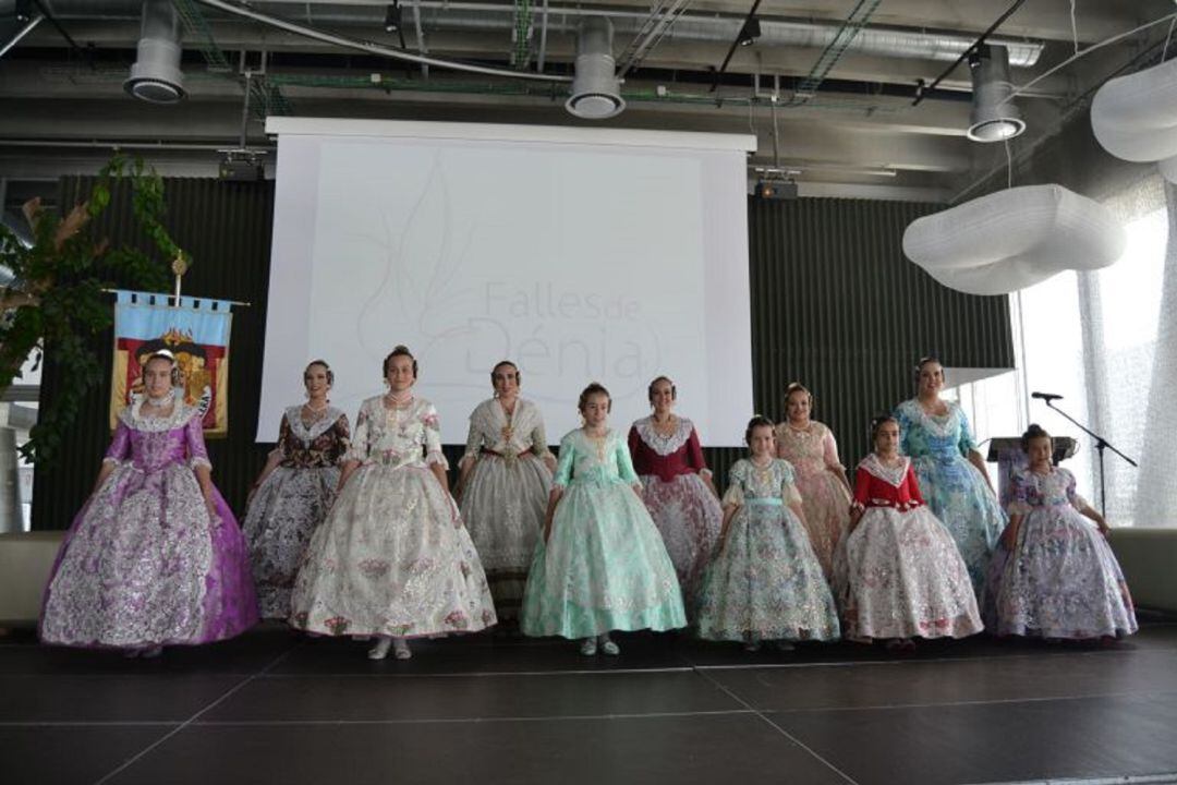 (ARCHIVO) Las once candidatas a Falleras Mayores de Dénia 2017-2018, en la jornada de convivencia