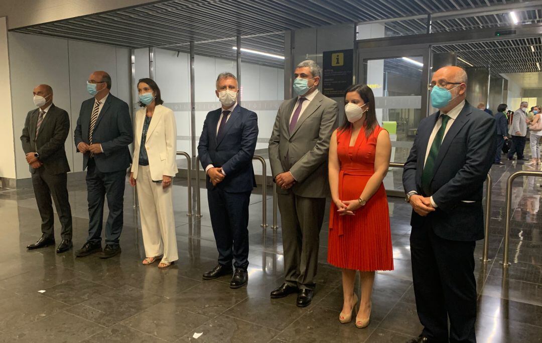 El presidente del Gobierno de Canarias, Ángel Víctor Torres, recibió en el aeropuerto de Gran Canaria a la comitiva encabezada por el secretario de la OMT y la ministra de Turismo