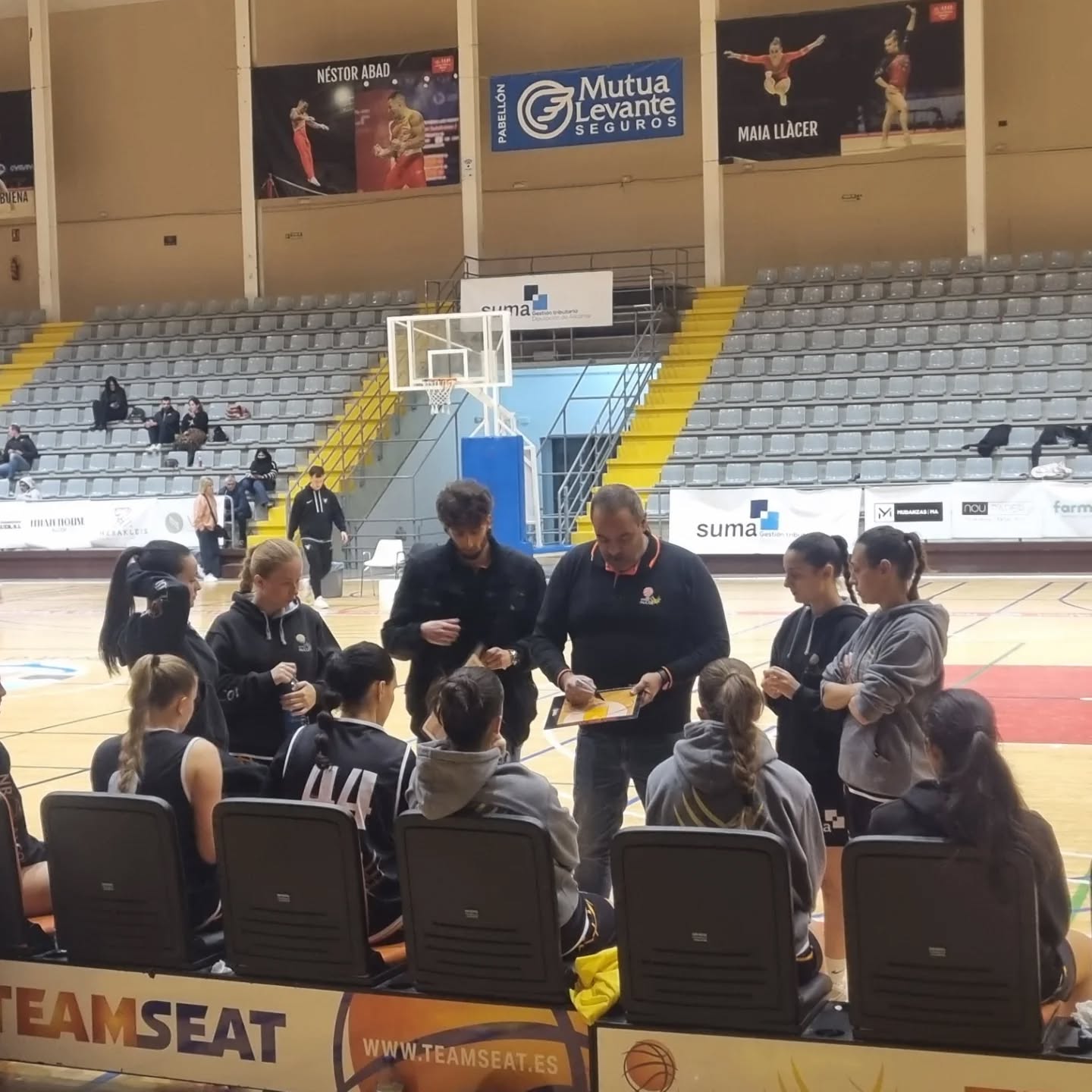 Nacho dando instruciones al equpo femenino