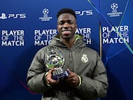 Vinicius JR con el trofeo de MVP tras el duelo contra el Mónaco