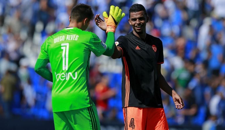 Diego Alves celebra la parada del penalti con Aderllan Santos