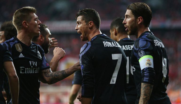 Cristiano celebra su gol con el resto de compañeros.