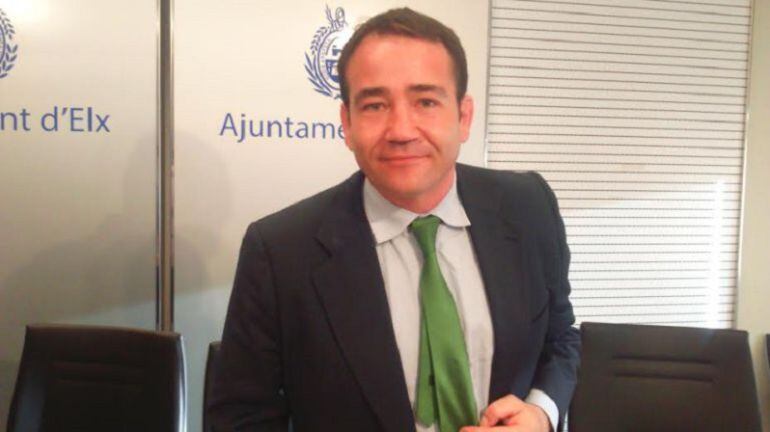 El director general del IVF Manuel Illueca en el Ayuntamiento de Elche