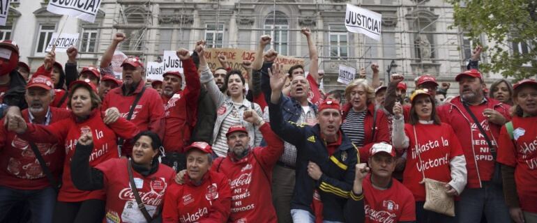 Los afectados por el ERE de Coca-Cola, frente al Tribunal Supremo.