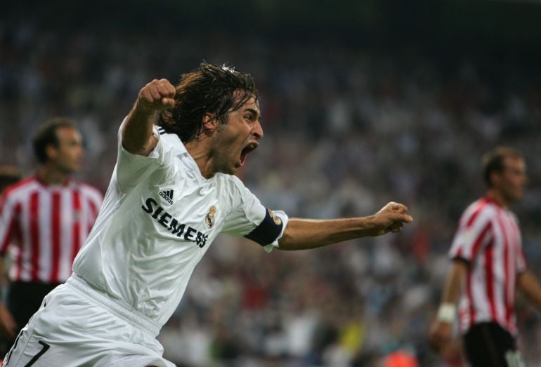 Raúl celebra un tanto ante el Athletic en la temporada 2004-2005.