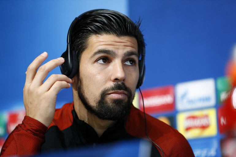 Nolito durante una rueda de prensa con traducción