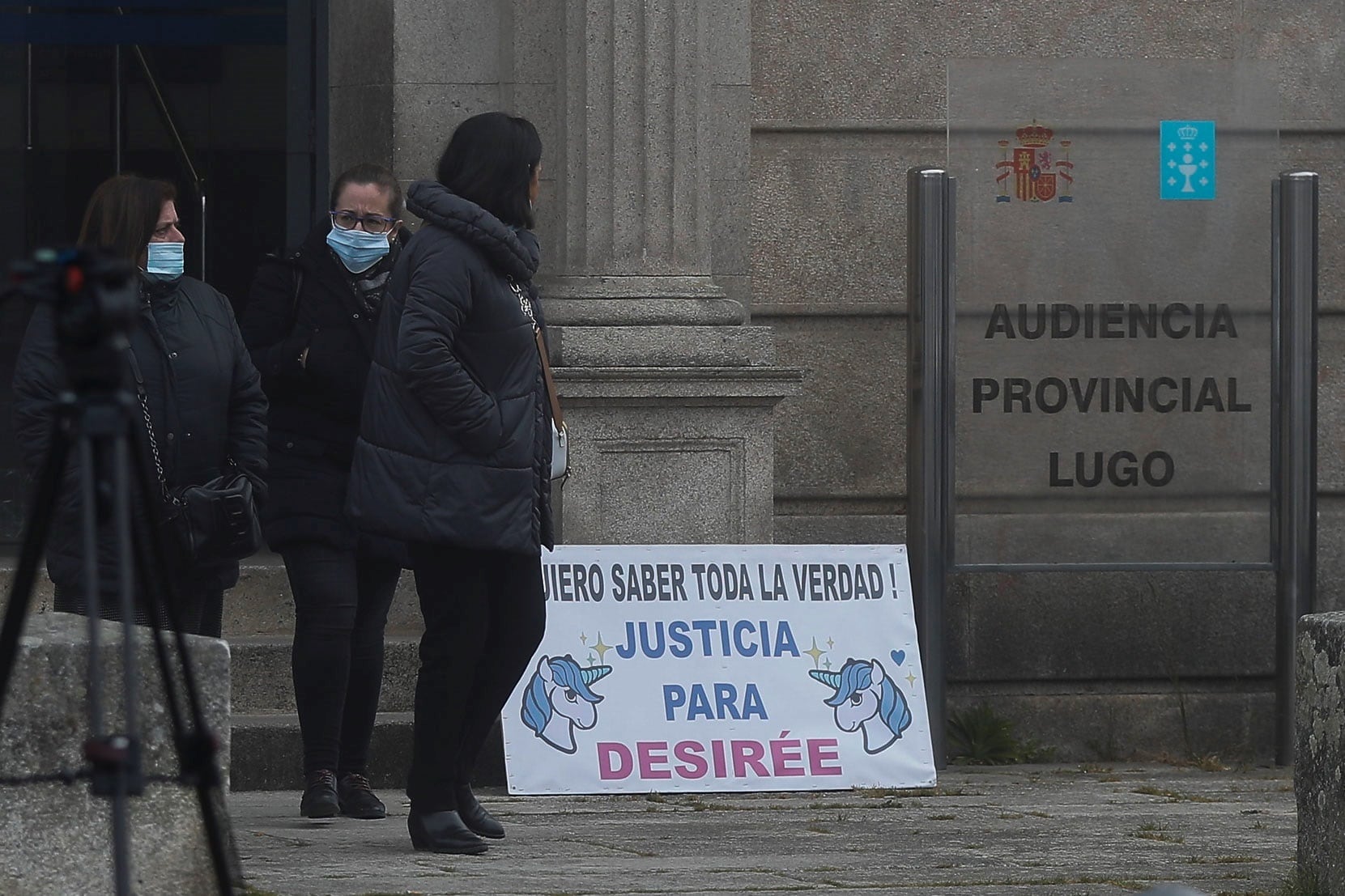 LUGO, 08/02/2022.- Varias personas pasan junto a un cartel que pide justicia para la pequeña Desirée mientras abandonan la Audiencia Provincial de Lugo este martes. Doce testigos declaran en la vista oral por el crimen de la niña Desirée Leal, que se celebra con una única acusada, su propia madre. EFE/ Eliseo Trigo
