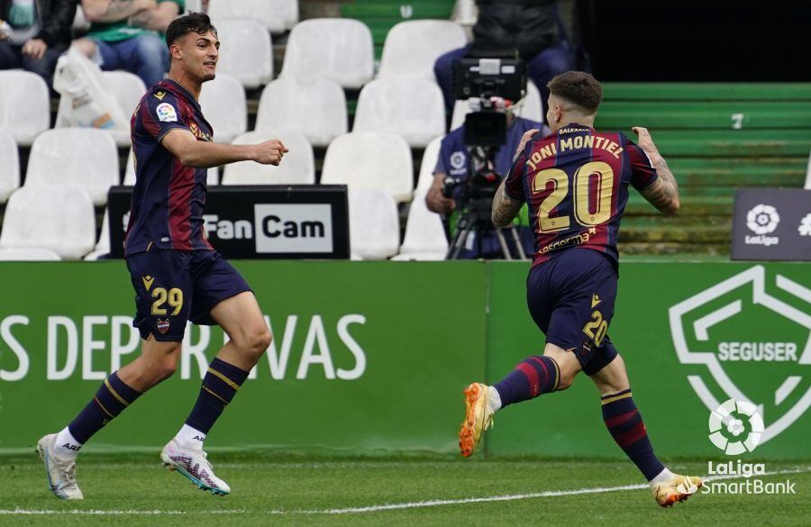 Los jugadores del Levante celebran su gol en El Sardinero