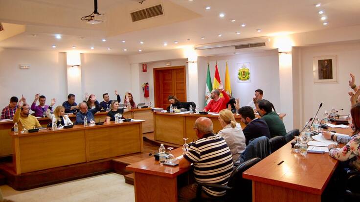 El alcalde de Los Barrios, Miguel Alconchel, y el pleno de presupuestos