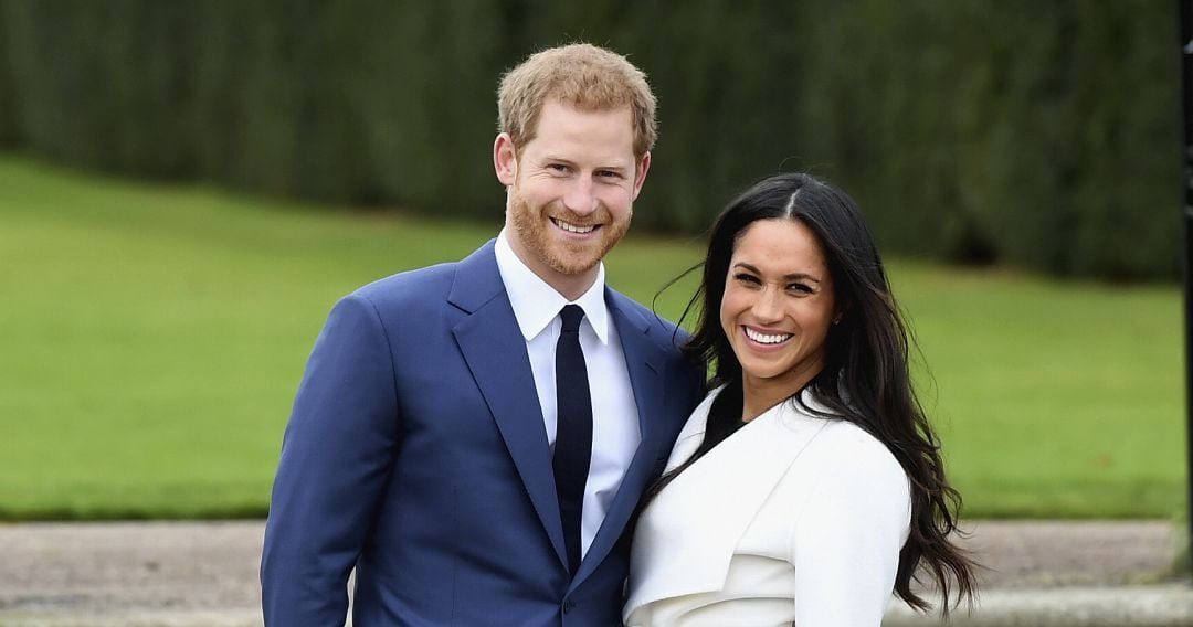 El príncipe Harry y Meghan Markle posan para una foto.