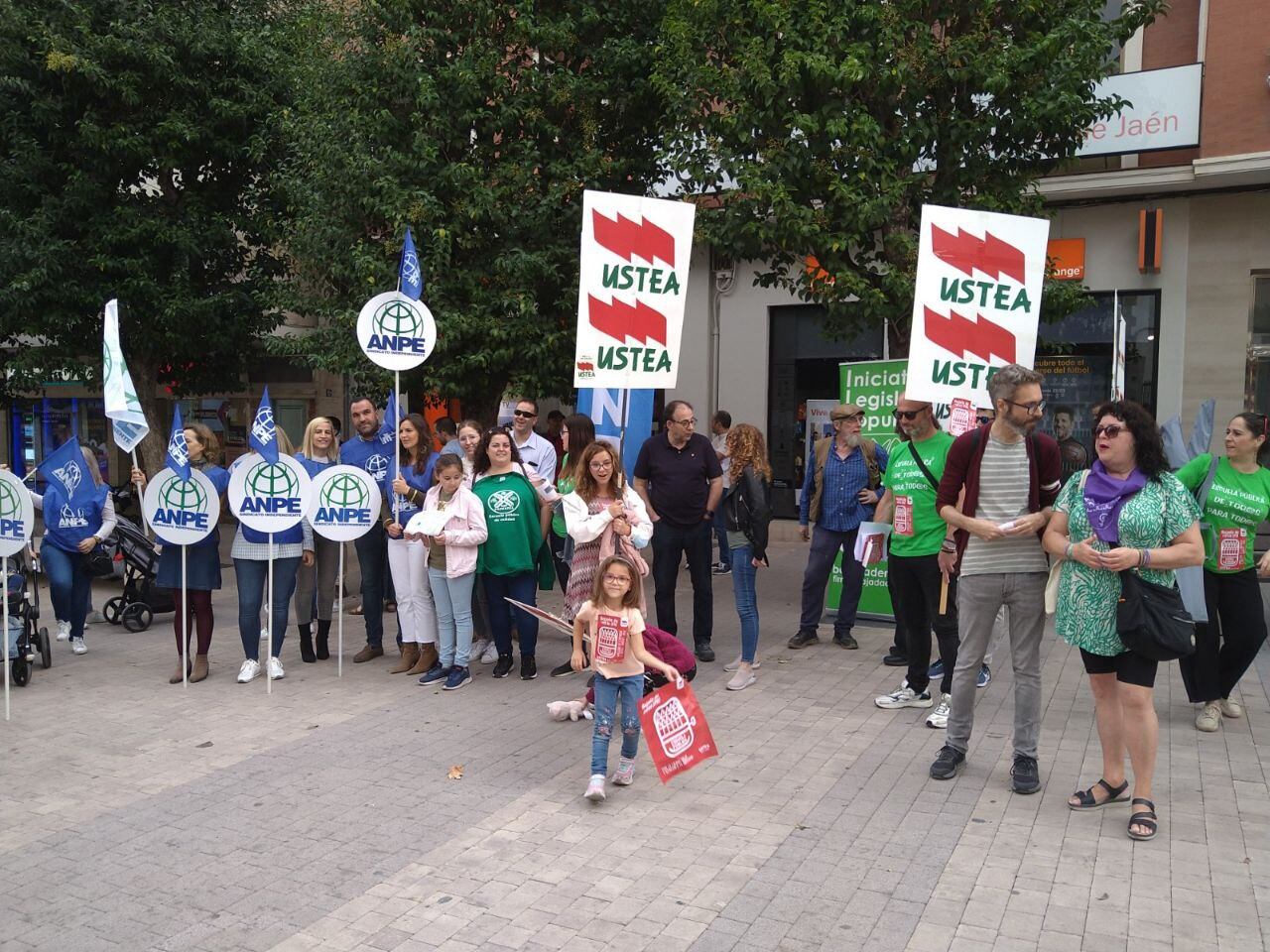 Concentración de diversos colectivos y sindicatos en Jaén para pedir unas ratios adecuadas en las aulas