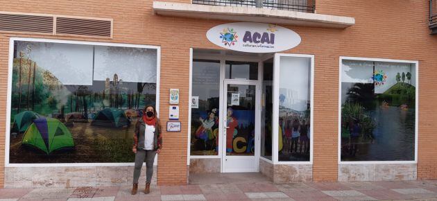 Cristina Diaz en la fachada de su empresa, Acai con sede en Miguelturra