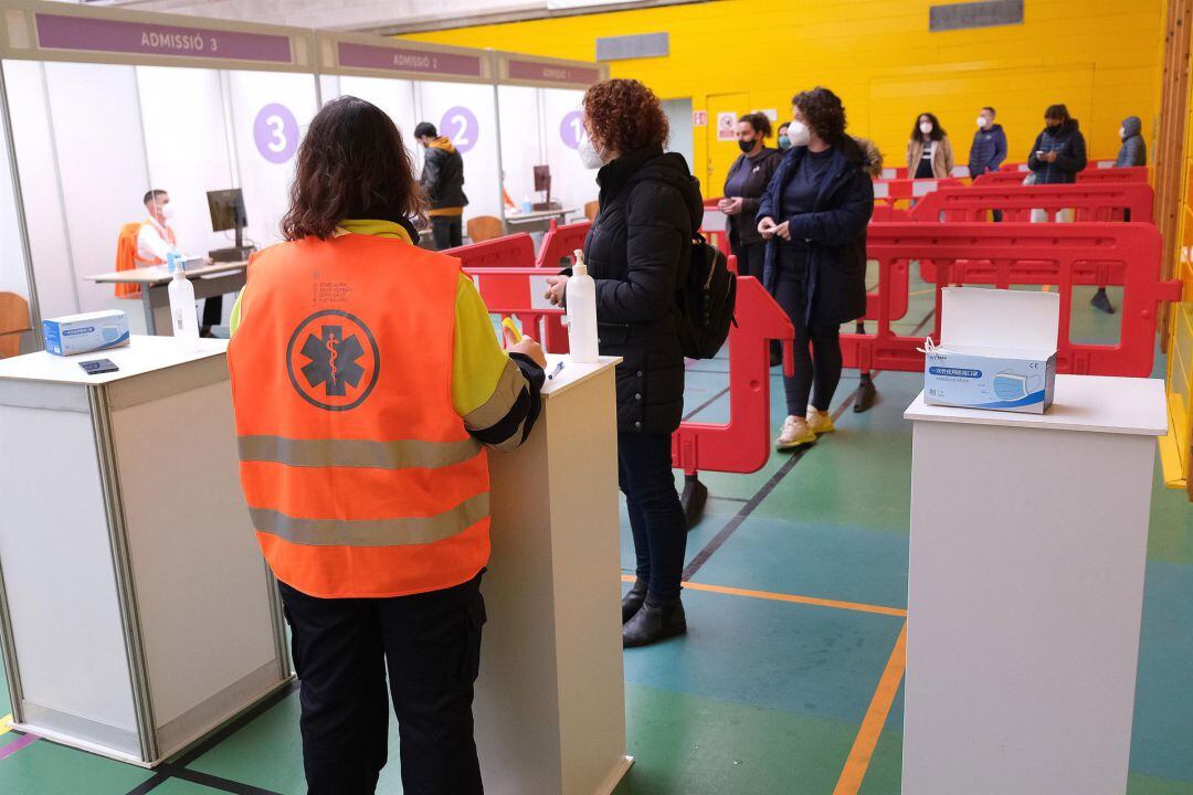 Archivo - Varias personas realizan cola para que les suministren la vacuna contra la Covid-19.