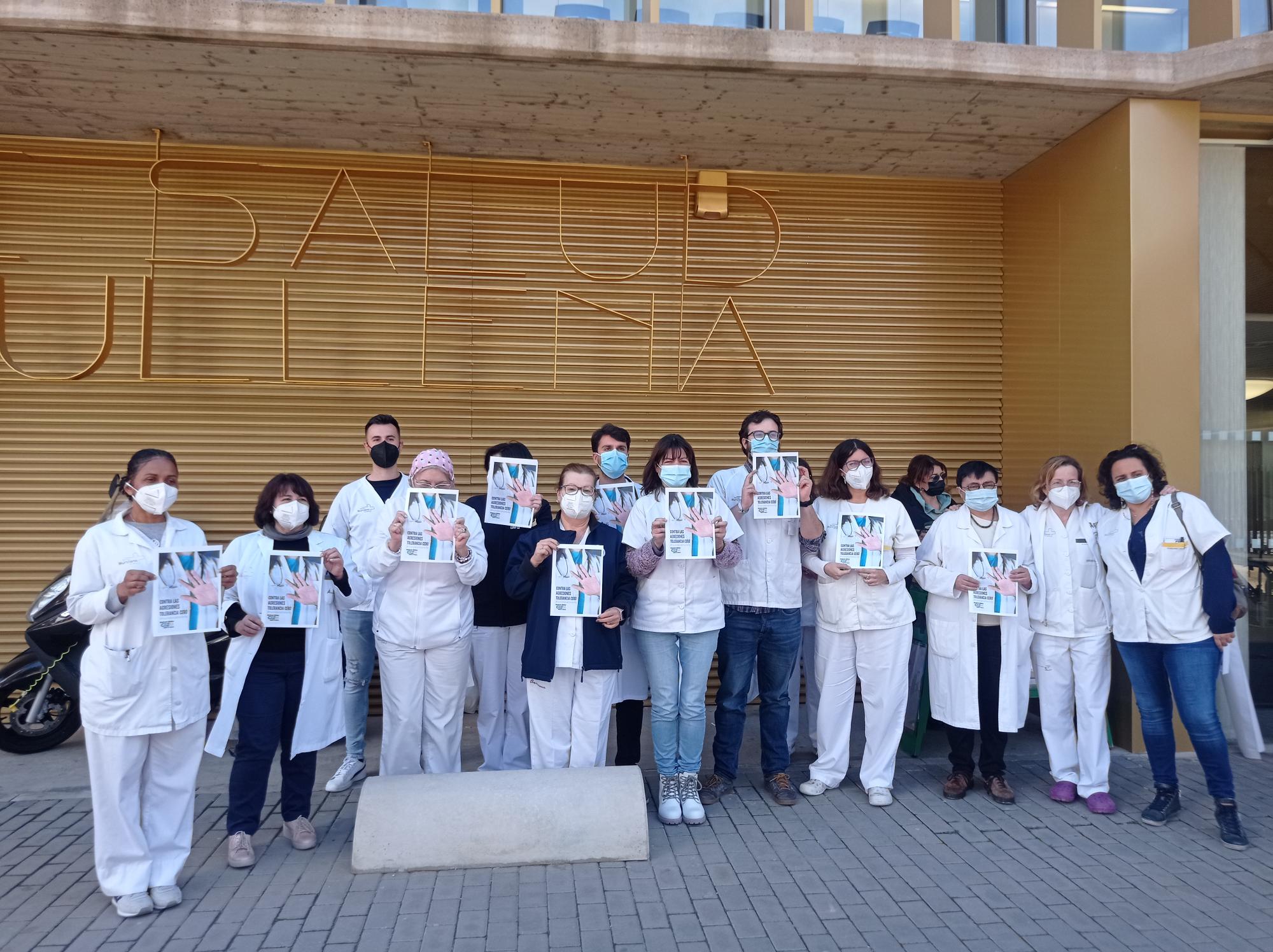 Sanitarios de Lorca Sutullena se concentran para exigir más refuerzos