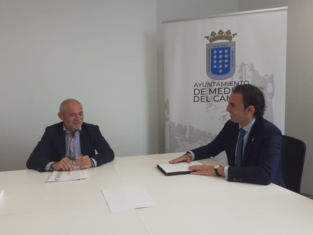 Momento de la reunión entre el Ayuntamiento de Medina y la Cámara de Comercio de Valladolid