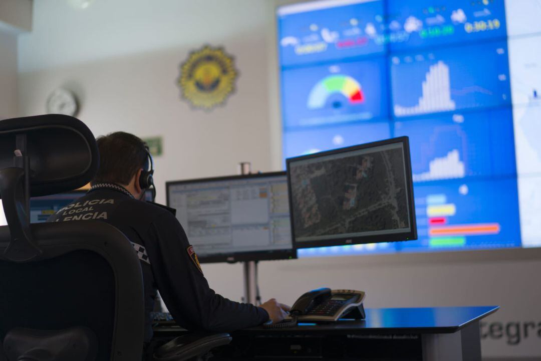 Un agente responde a las llamadas telefónicas en la sala del 092 de la Policía Local de València. 