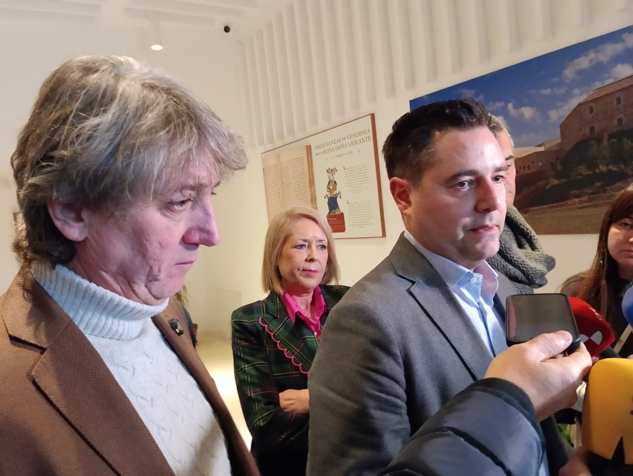 Carlos Martínez (en primer término,) con Daniel de la Rosa y la secretaria general del PSOE en Aranda de Duero, Amparo Simón, al fondo, atendiendo a los medios de comunicación tras el encuentro en el Consejo Regulador