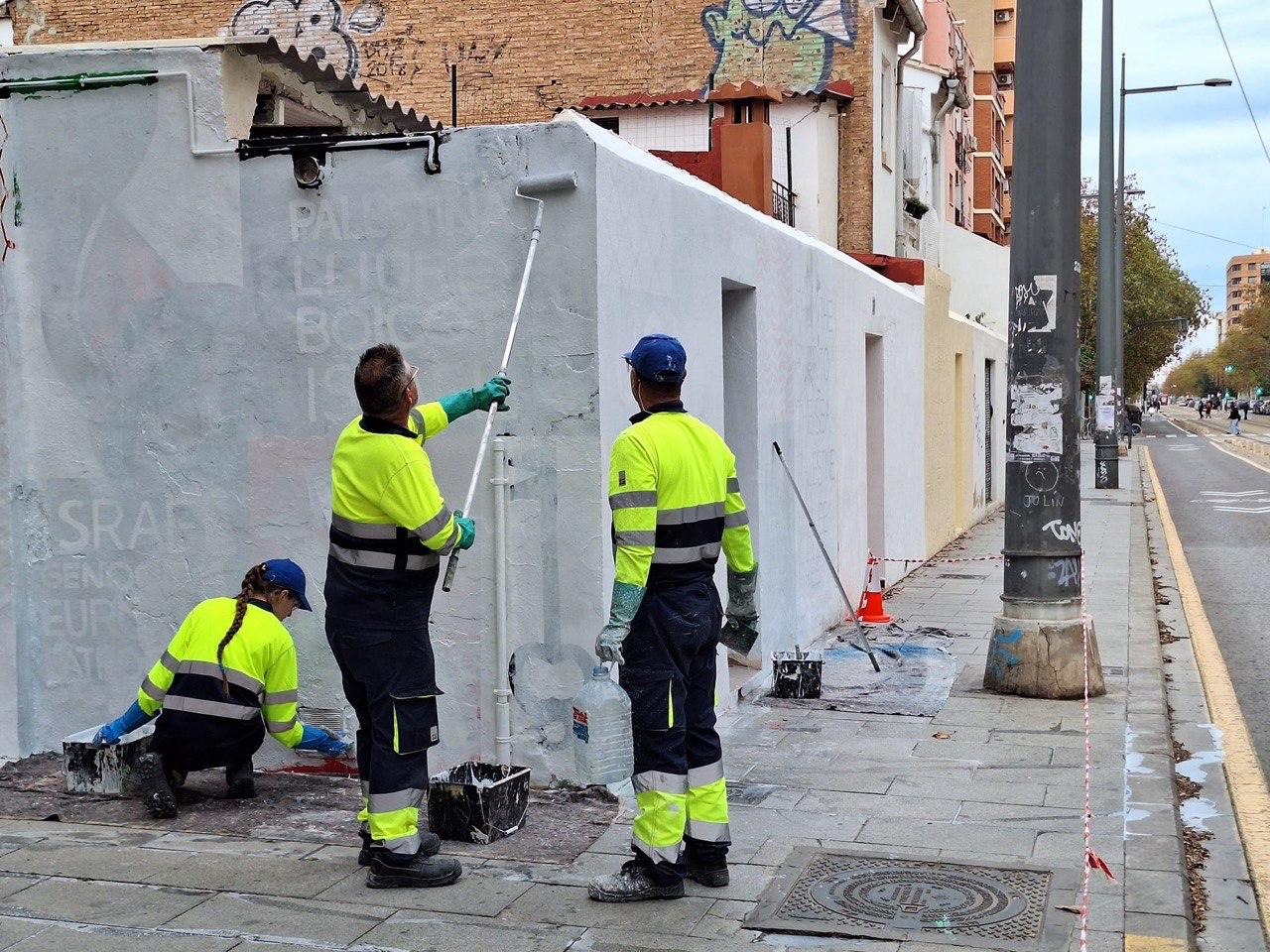 Momento en el que técnicos municipales borraban el mural de apoyo a Palestina que había en Benimaclet (València).