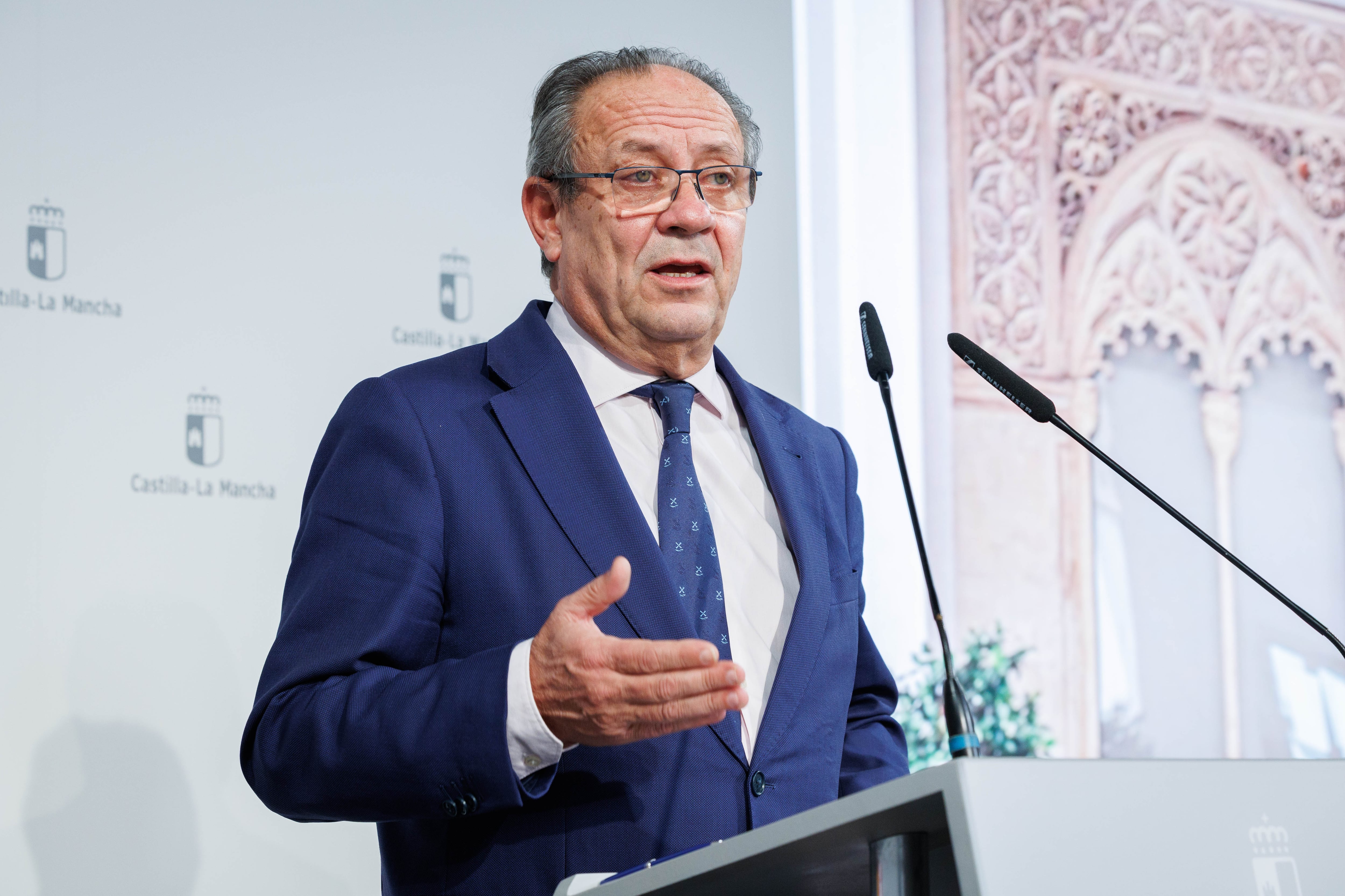 El consejero de Hacienda, Administraciones Públicas y Transformación Digital, Juan Alfonso Ruiz Molina, en rueda de prensa en el Palacio de Fuensalida