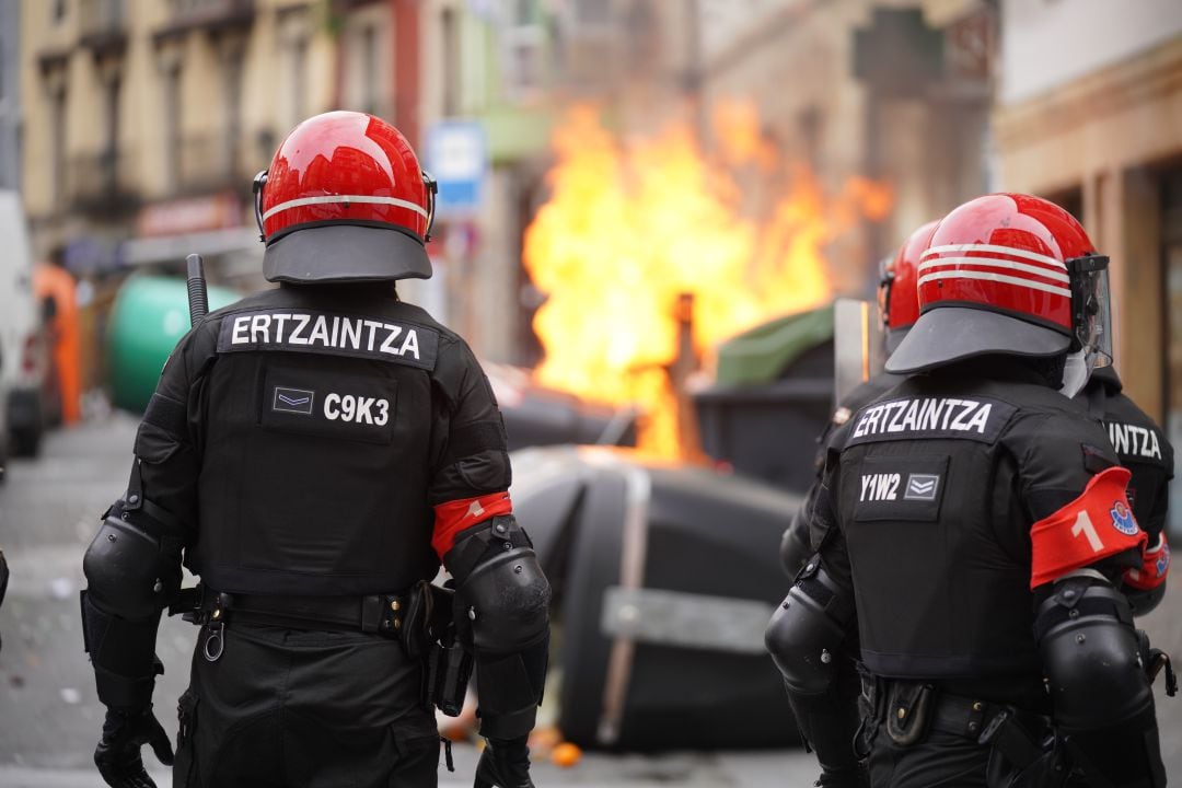 Agentes de la Ertzaintza  en una actuación