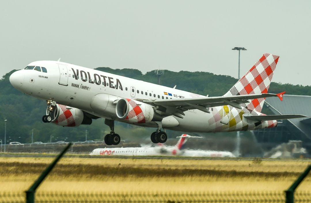 Volotea será la primera compañía en volver a operar desde Asturias. 