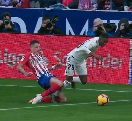 Fotograma de la jugada entre Giménez y Vinicius