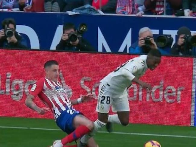 Fotograma de la jugada entre Giménez y Vinicius