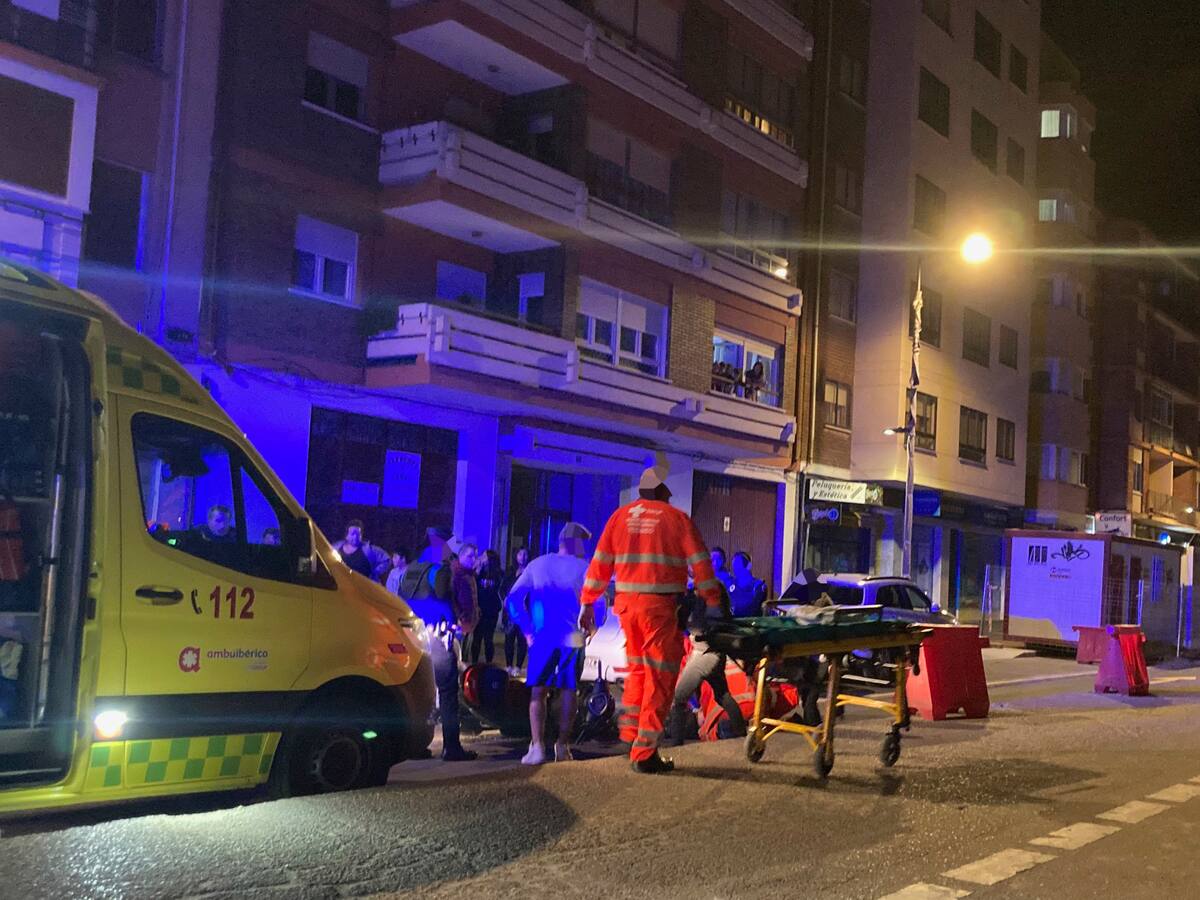 Un motorista auxiliado en la Avenida Castilla