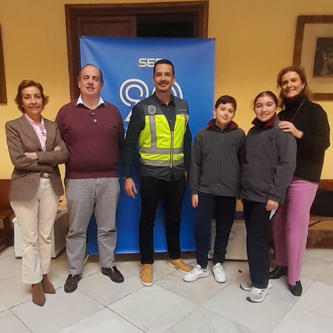 Roxana Sáez, Adrián Domínguez, delegado Participación Ciudadana (CNP), Eugenio Camacho y Jaime y Marta, alumnos del Colegio la Salle Buen Pastor