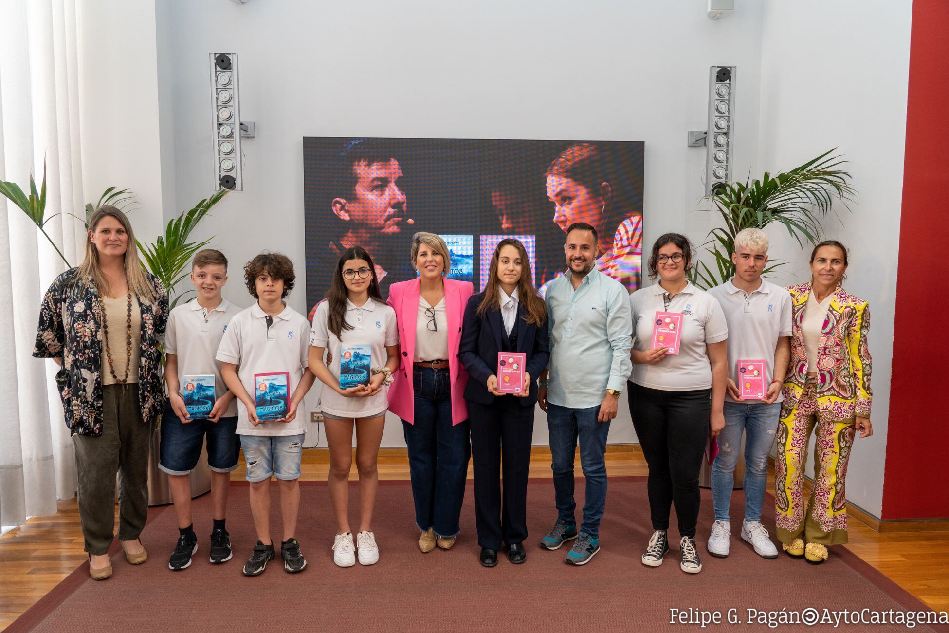 La alcaldesa, Noelia Arroyo, junto al concejal de Juventud, David Martínez, así como jóvenes participantes en la votación