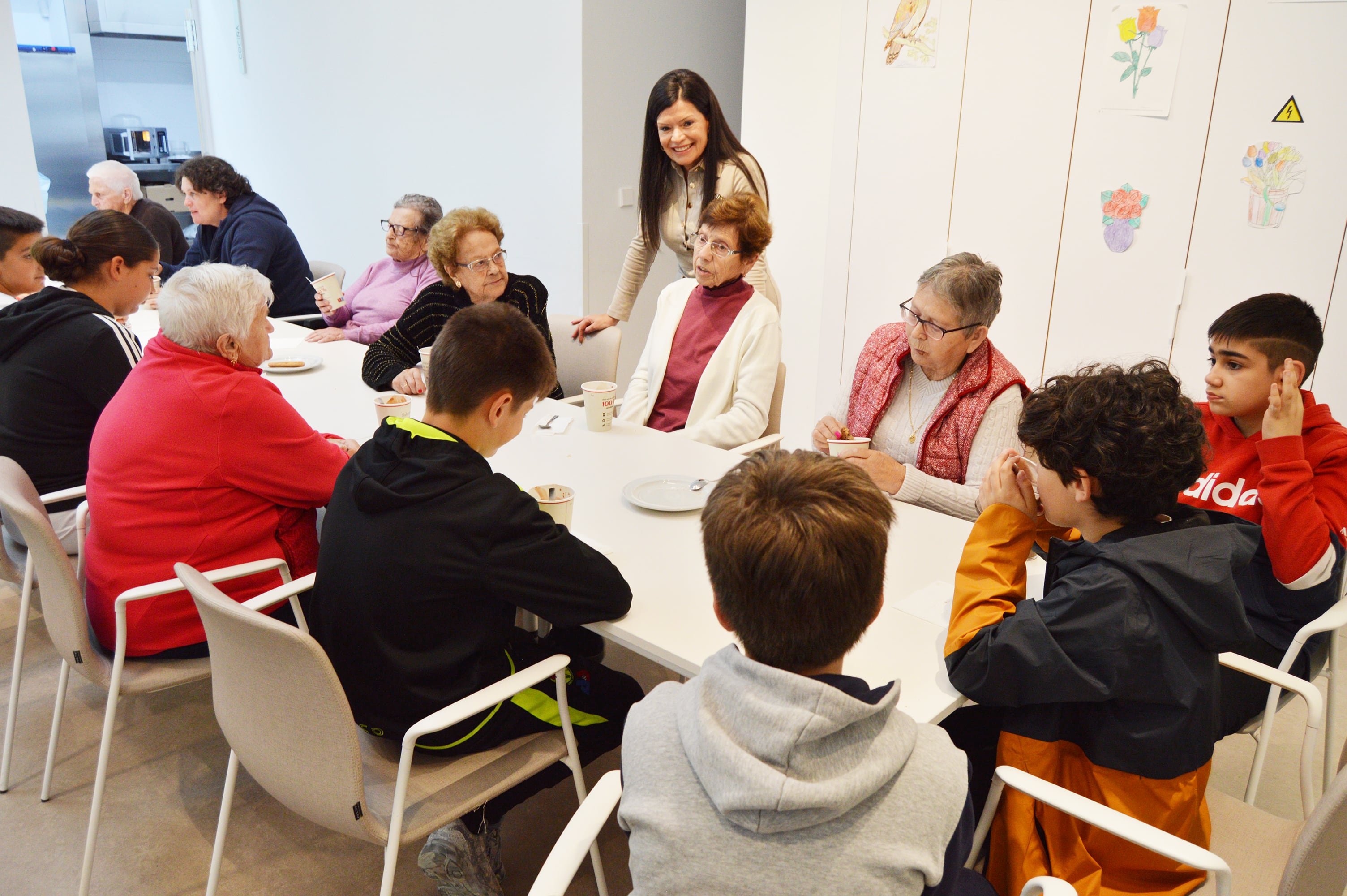 Nidia Arévalo visita el Centro de Día dentro de las campañas intergeneracionales del concello de Mos