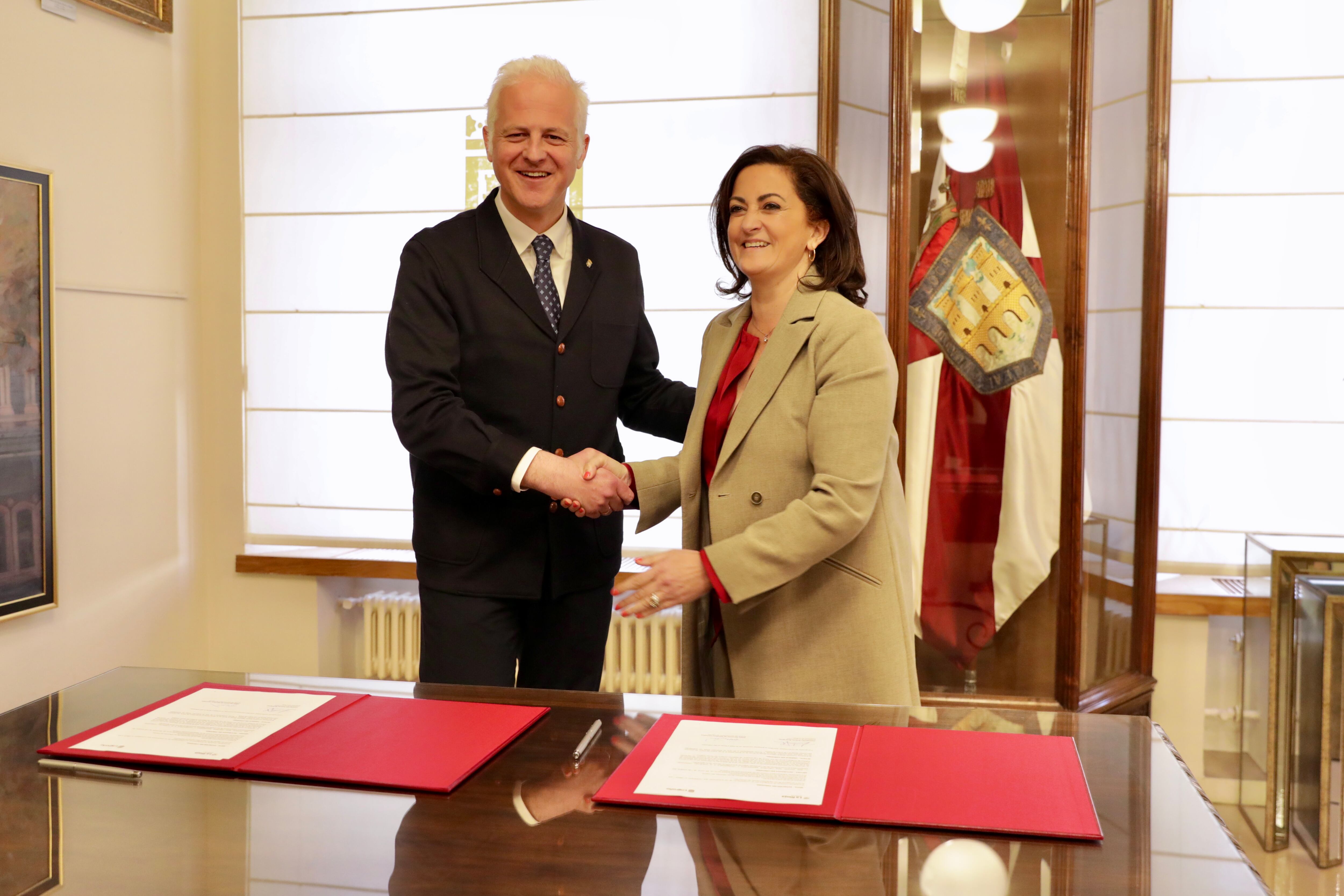 La presidenta de La Rioja y el alcalde de Logroño se dan la mano tras la firma del convenio de capitalidad para este 2023