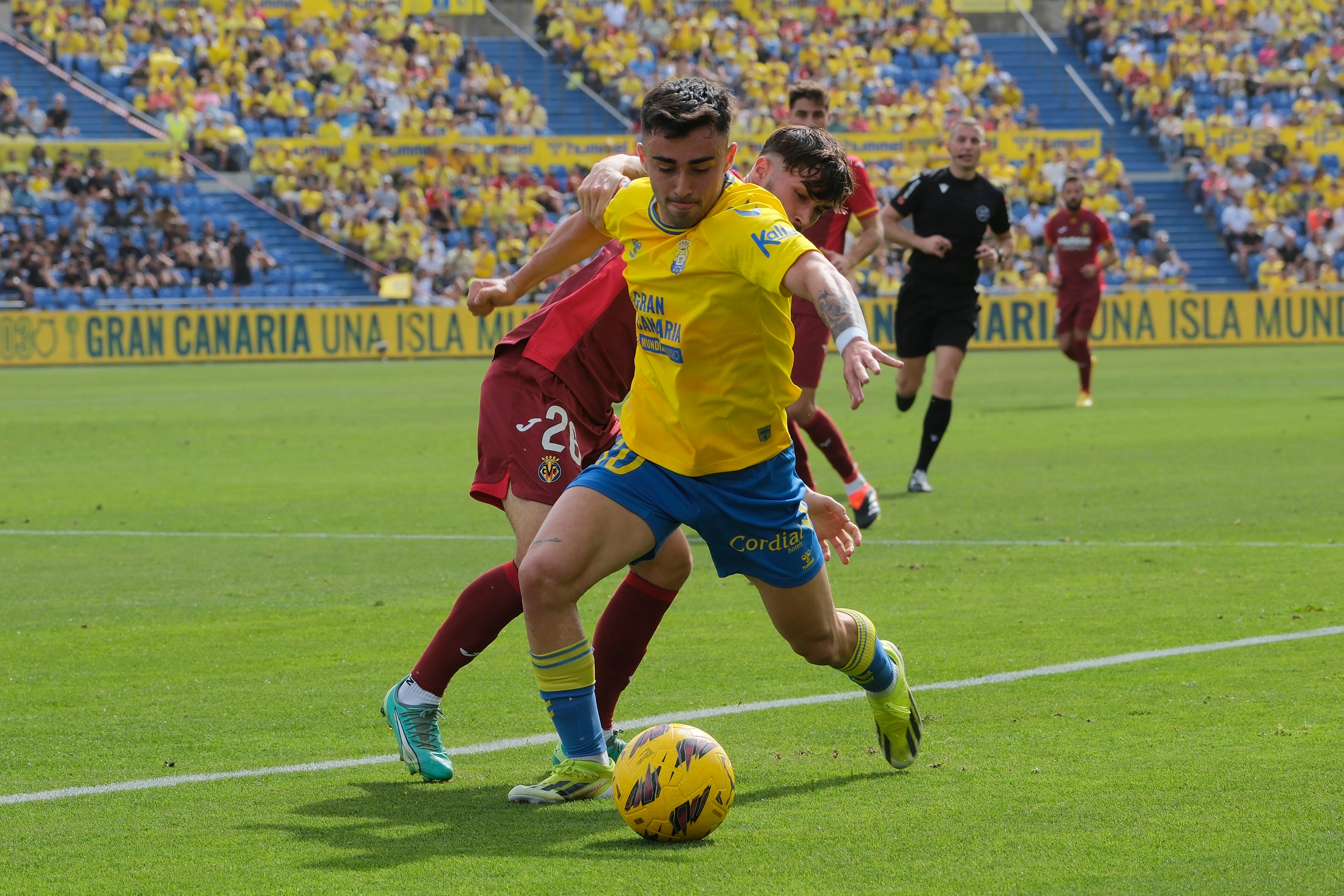 LAS PALMAS DE GRAN CANARIA (ESPAÑA), 13/01/2024.-  El defensa del Villarreal Adria Altimira (delante) disputa un balón ante el centrocampista de la UD Las Palmas Alberto Moleiro durante el partido correspondiente a la Jornada 20 de LaLiga que disputan este sábado ante el Villarreal en el Estadio de Gran Canaria. EFE/ Angel Medina G.
