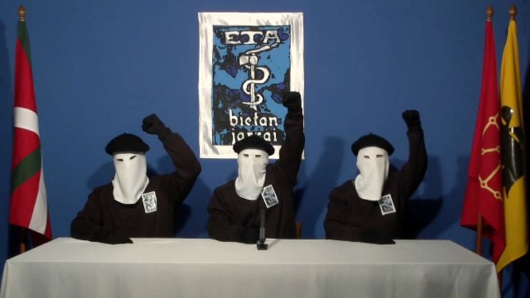 Captura del vídeo en el que tres miembros de ETA comunicaban el cese definitivo de la banda armada, el 20 de octubre de 2011.