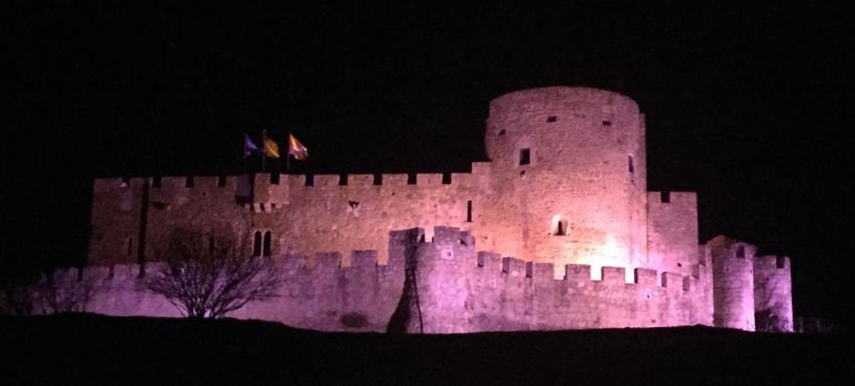 El castillo de La Adrada tendrá esta iluminación hasta el próximo 20 de marzo