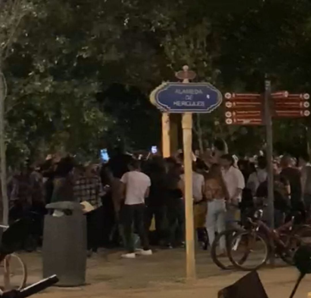 Concentración de personas en la Alameda de Hércules en la primera noche sin estado de alarma.