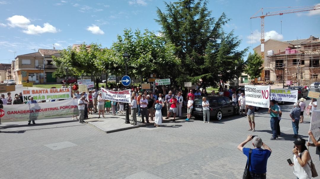 Asistentes a la concentración en la Plaza Mayor de Tábara