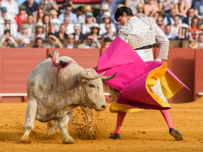 SEVILLA, 09/04/2023.- El diestro Andrés Roca Rey con su primer toro, esta tarde de Domingo de Resurrección en la Plaza de la Maestranza de Sevilla. EFE/ Raúl Caro.